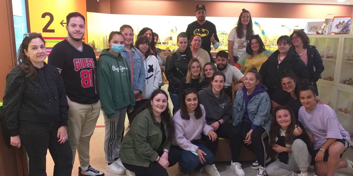 Alumnos del CIFP Porta da Auga de Ribadeo posan en las instalaciones del Museo MELGA de Ponteceso