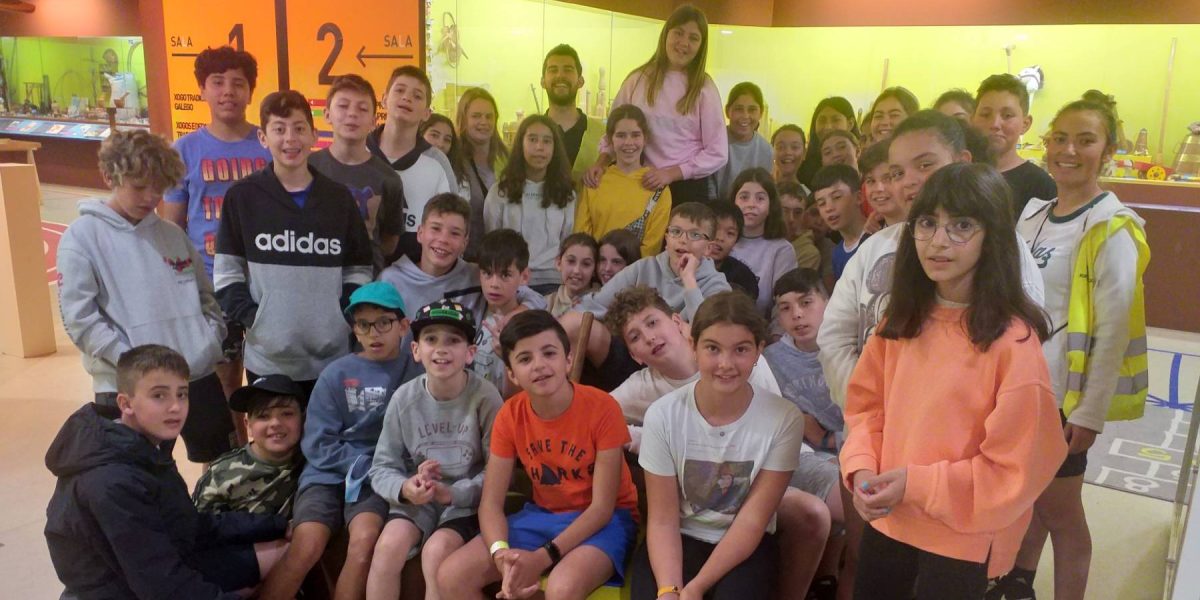 Grupo de alumnos del CEIP Vicente Otero Valcárcel posando en las instalaciones del Museo Melga de Ponteceso