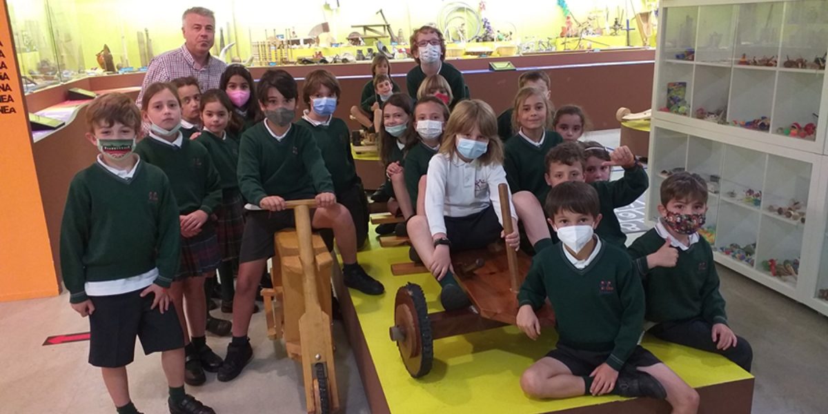 Alumnos del colegio Jesuitinas posan en el Museo MELGA de Ponteceso