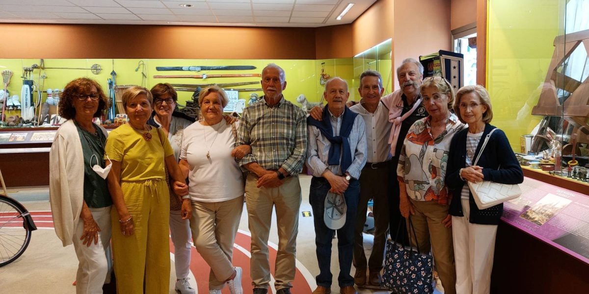 Grupo de personas posan en las instalaciones del Museo MELGA con Ricardo Pérez y Verdes, director del mismo