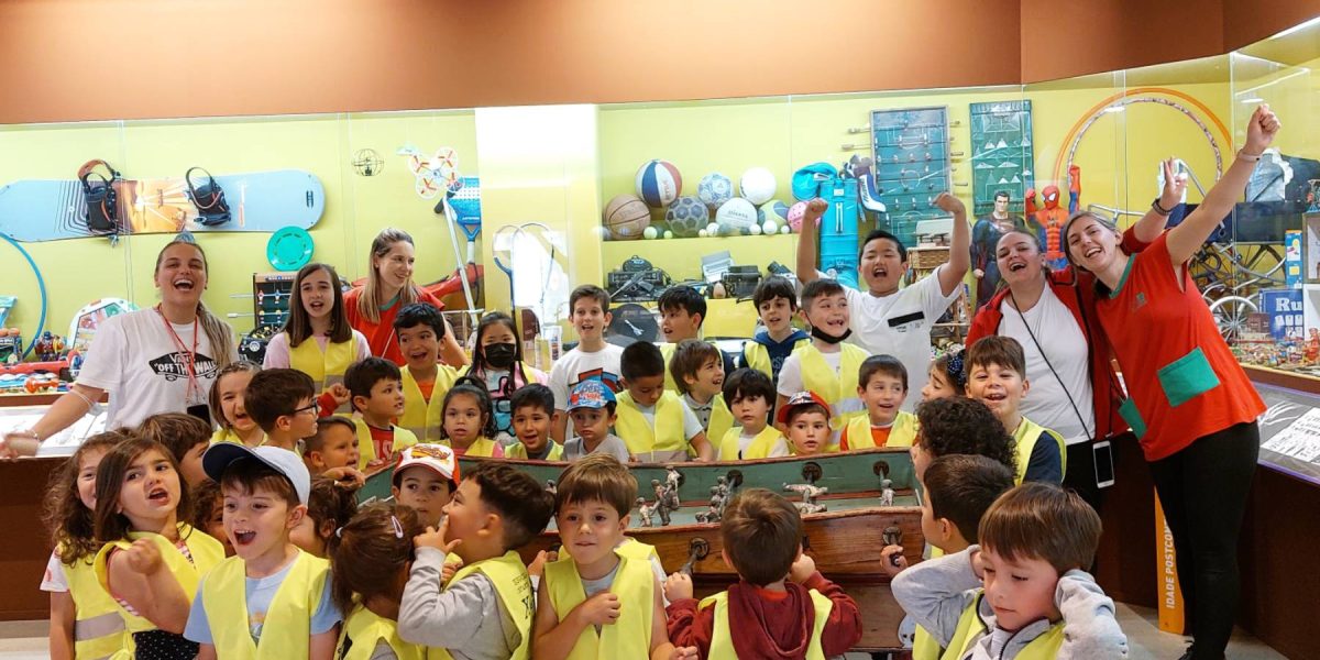 Niños de campamentos de verano de Carballo en las instalaciones del museo melga posando para la foto