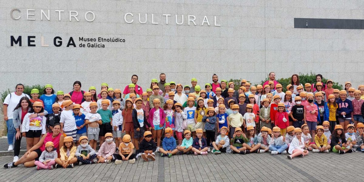 Visitantes del campamento del Fórum Metropolitano de A Coruña posan delante del Museo MELGA