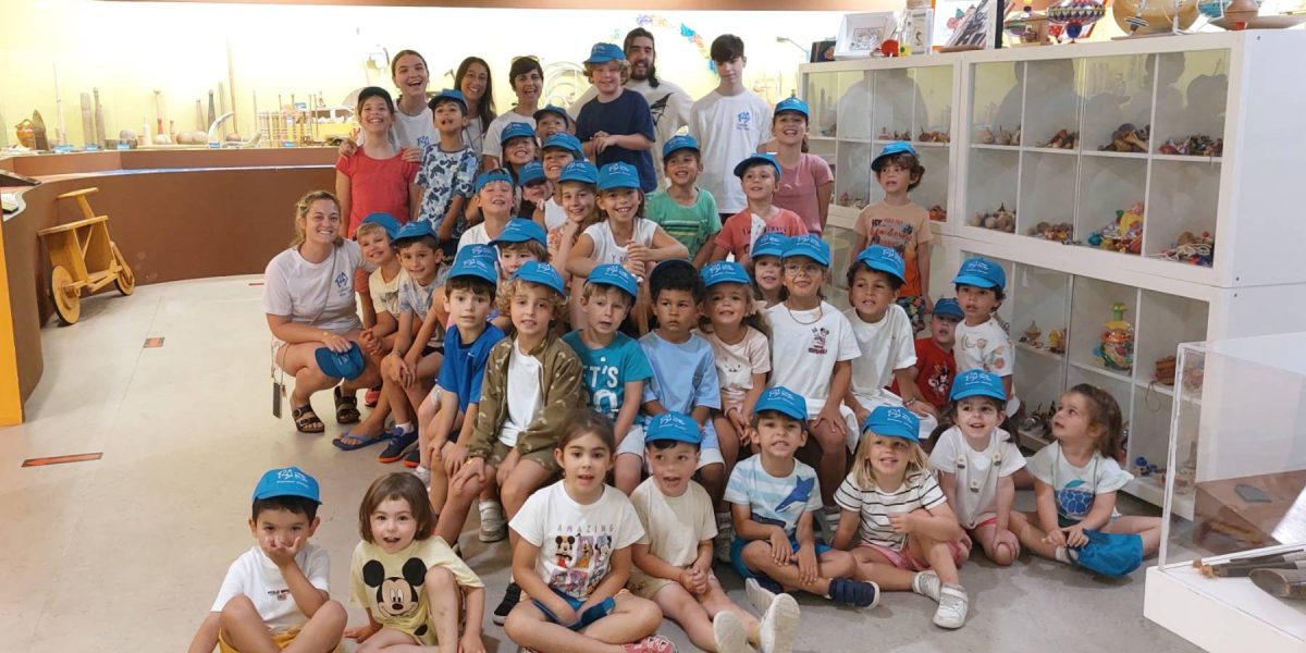 Grupo de niños del campamento rías altas de a coruña posan en el museo melga de ponteceso