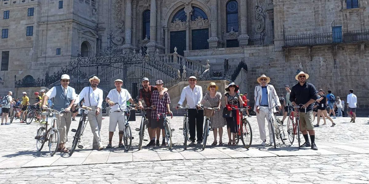 Participantes de la I Ruta de Bicicletas Clásicas de Santiago de Compostela posan en la Plaza del Obradoiro con Ricardo Pérez y Verdes del Museo MELGA entre ellos