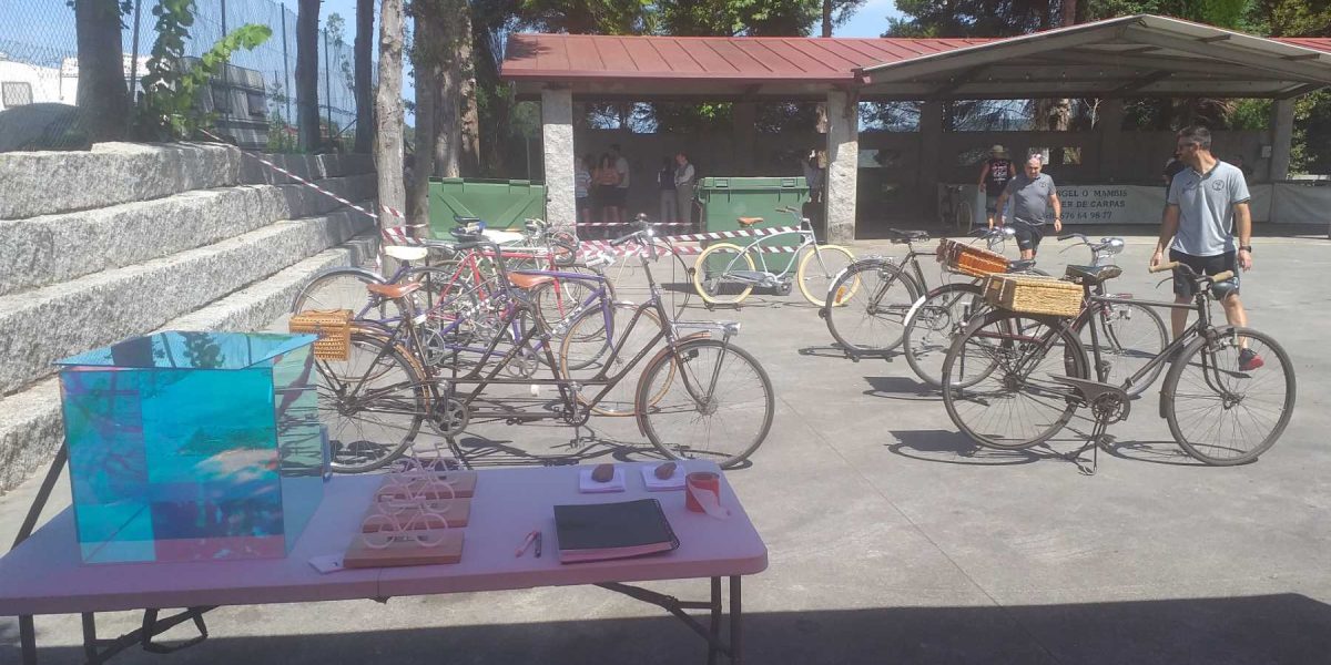 Bicicletas clásicas expuestas en la I Exposición de bicicletas clásicas de Coirós, con varias unidades aportadas por el Museo MELGA