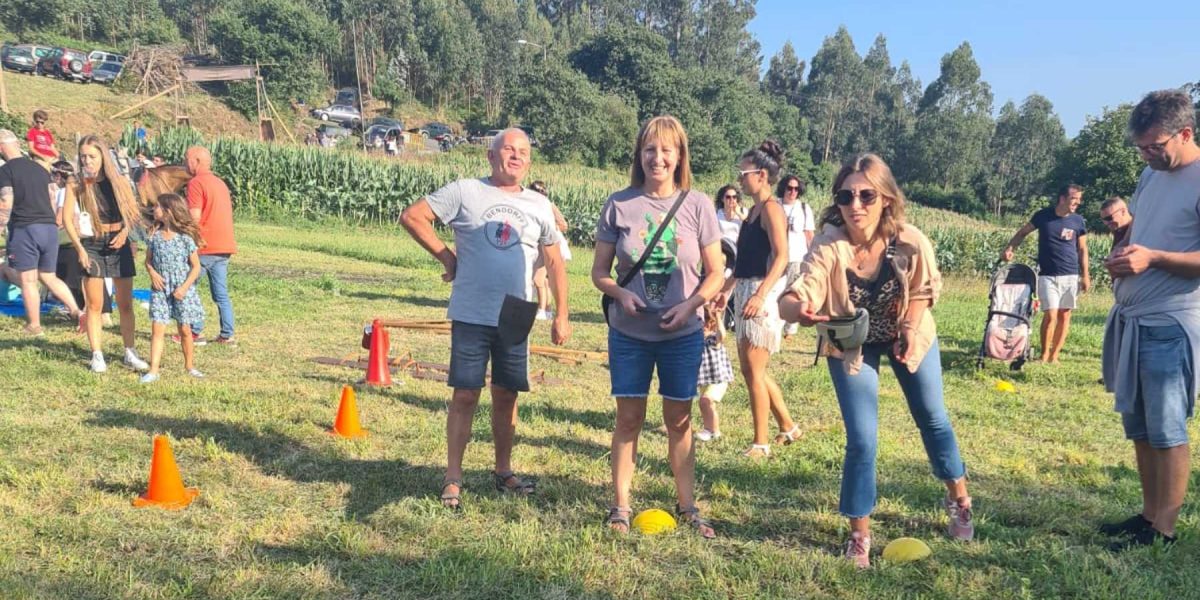 Chica participante en las noches del medievo de riobó organizadas por el museo melga de ponteceso juega a un juego medieval