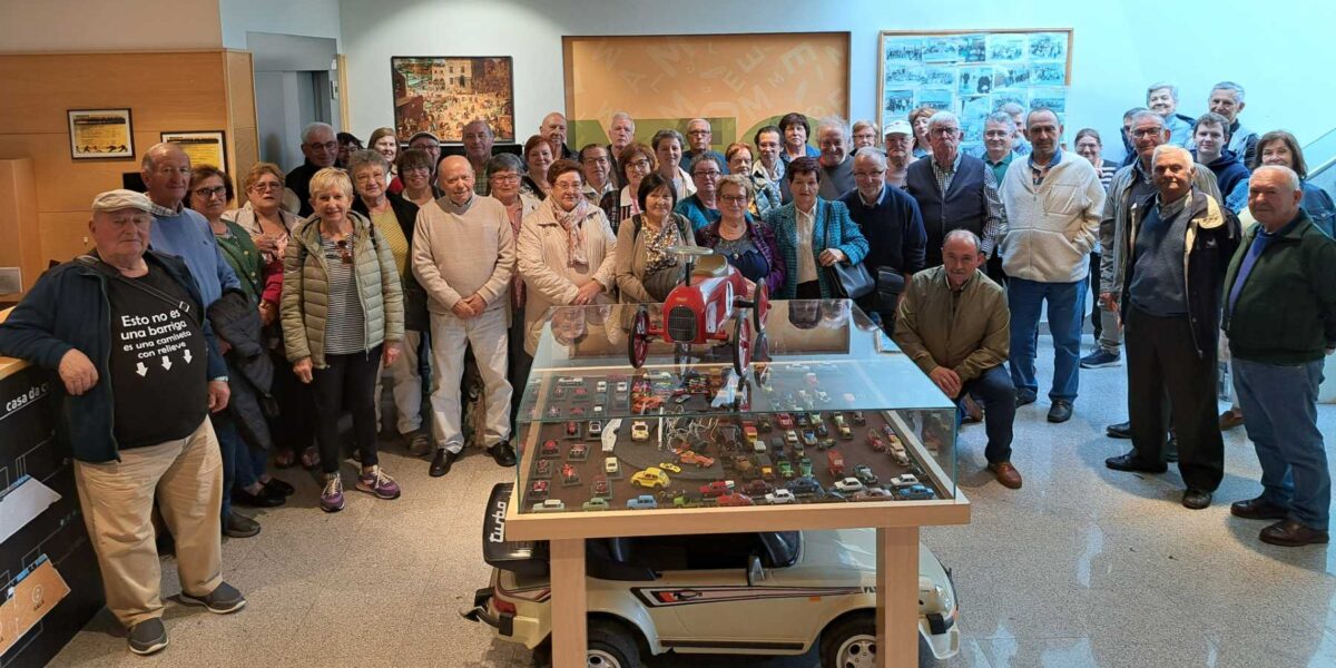 Asociación Cultural y Vecindad Amistad de Rebordechan-Cerceda de Pontevedra posan en el museo MELGA