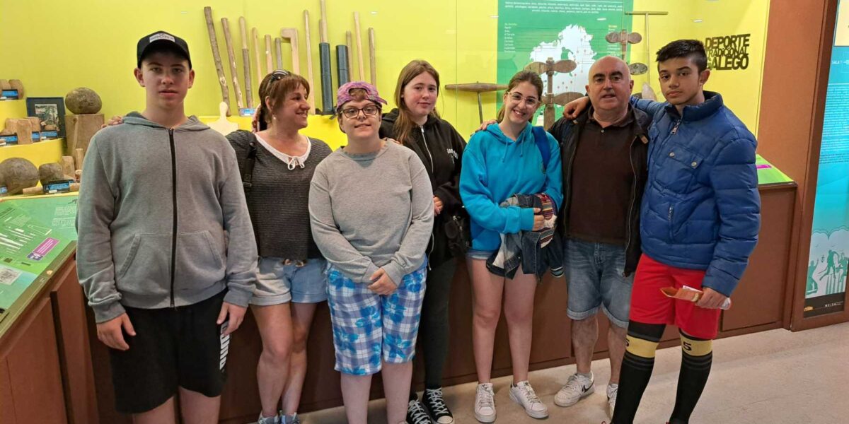 Alumnos del Centro de Educación Especial de Nuestra Señora de Lourdes-Aspronaga de A Coruña posan en el Museo MELGA de Ponteceso