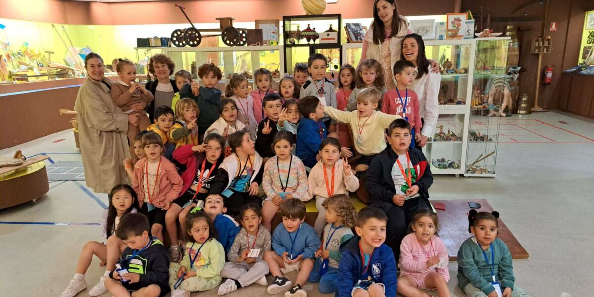 Alumnos del CPR Manuela Rial de Cee posan en las instalaciones del Museo MELGA de Ponteceso