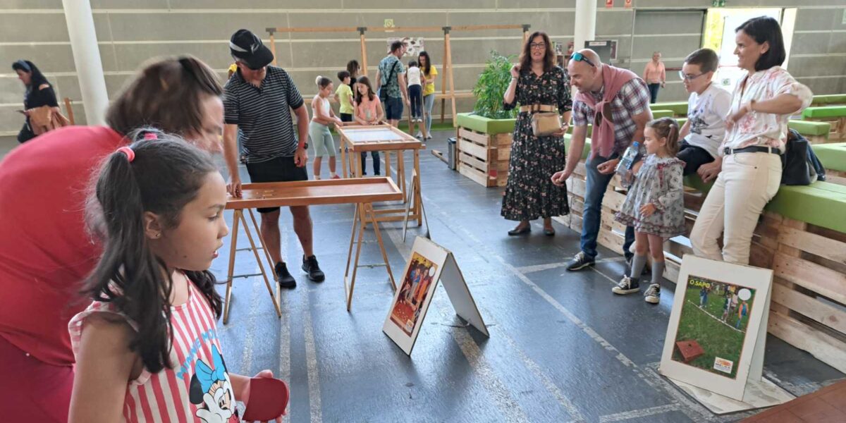 Niños y adultos juegan con juegos tradicionales en Pontevedra