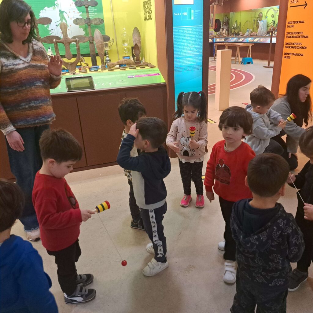 Niños pequeños disfrutan en el museo melga con la supervisión de su profesora