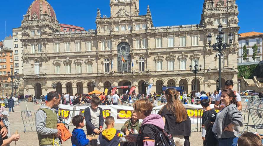 participantes en la la xxix carrera alternativa coruñesa 2024 jugando a juegos tradicionales del mueso melga