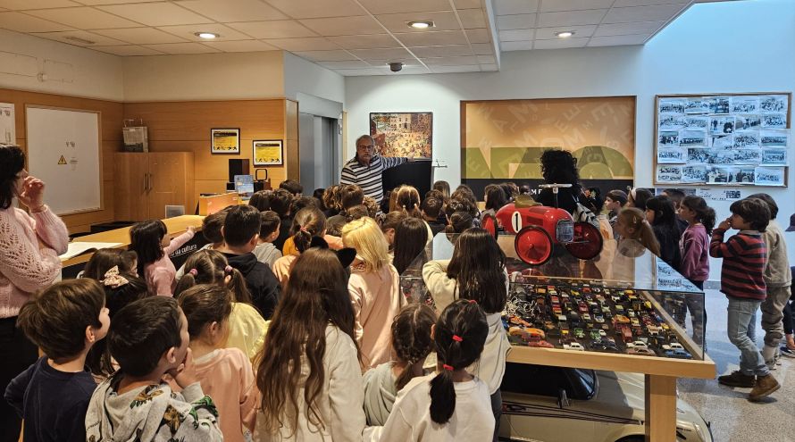 Alumnos do CEIP Fogar de Carballo atenden ás instruccións de Ricardo Pérez y Verdes dentro do Museo MELGA de Ponteceso