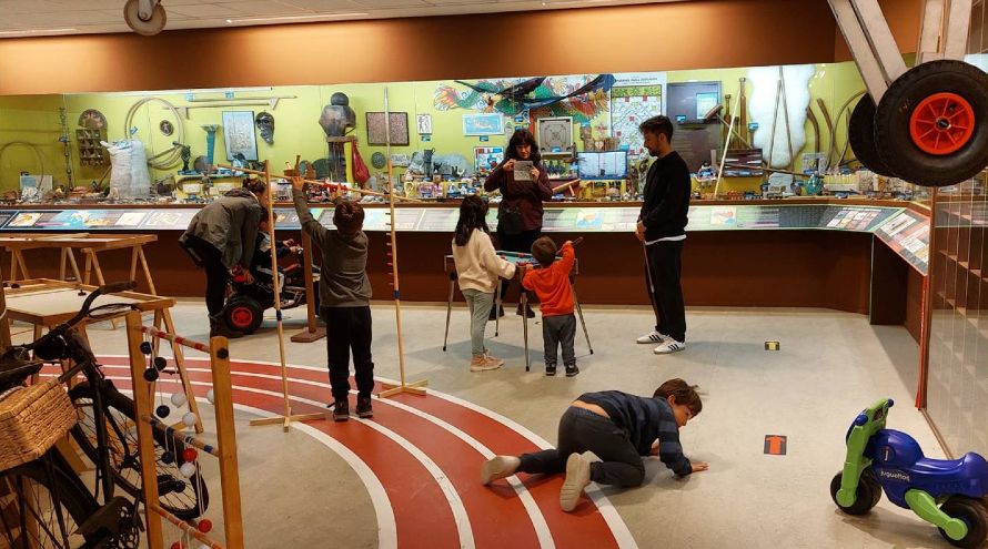 Niños jugando en el museo melga el día das letras galegas 2024