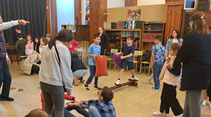 Niños con sus profesores jugando en cáritas | museo melga