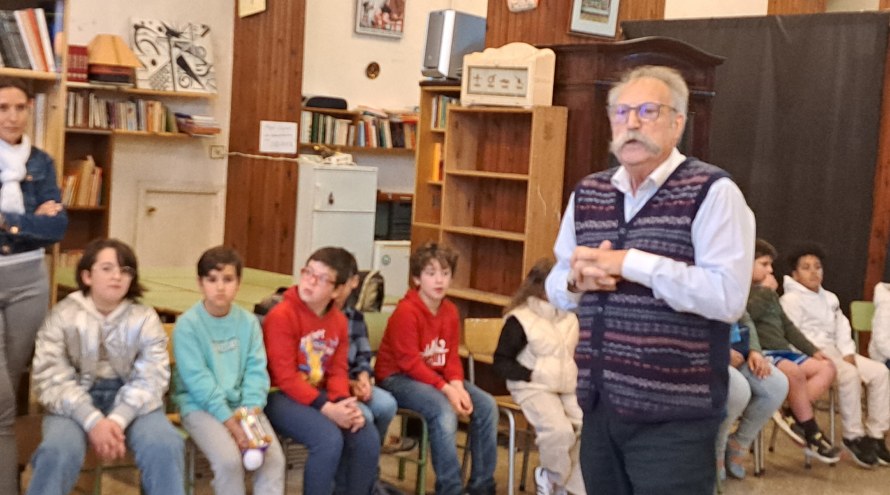 Ricardo pérez y verdes del museo melga explicando a los niños en cáritas