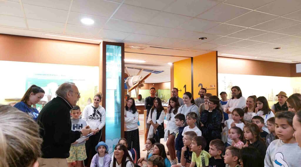 Alumnos del CEIP Corvillón de Cambados escuchan a Ricardo Pérez y Verdes en museo melga de ponteceso