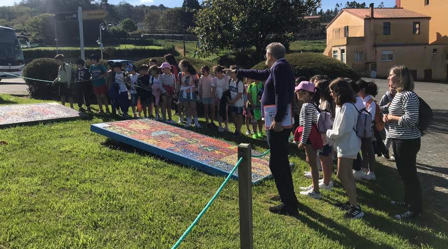 Alumnos del CEIP Plurilingüe Vila de Cee atienden a las explicaciones de Ricardo Pérez y Verdes en las instalaciones exteriores del museo melga del deporte y el juego en ponteceso