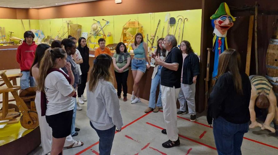 Ricardo Pérez y Verdes da una explicación a los alumnos de colaxe en el interior del museo melga