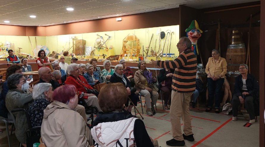 Ricardo Pérez y Verdes, presidente del Museo MELGA, da explicaciones a los mayores de la Cruz Roja en las instalaciones interiores del museo