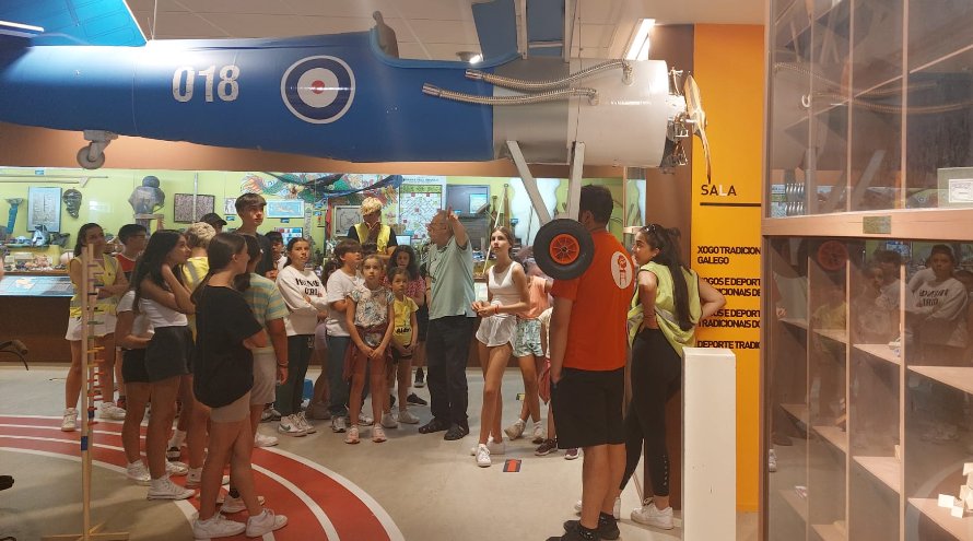 Grupo do Campamento Alalá atendendo ás explicacións de Ricardo Pérez y Verdes nas instalacións do museo melga de ponteceso