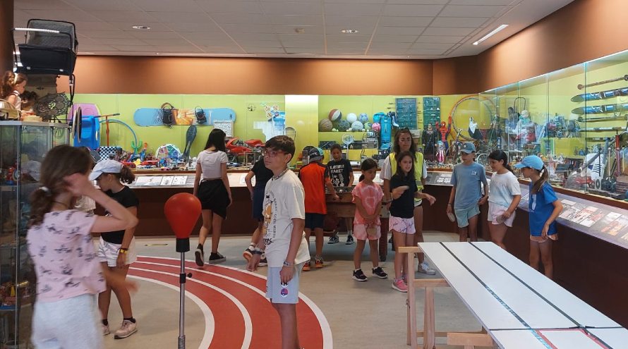 Niños de los campamentos de la xunta de galicia juegan en el museo melga