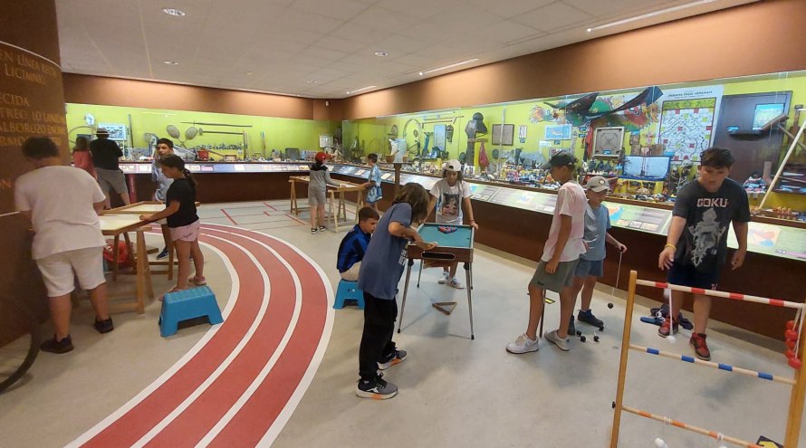 Niños de los campamentos de la xunta de galicia juegan en el museo melga