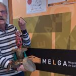 Ricardo Pérez y Verdes sostiene una marioneta tunecina, nueva incorporación al Museo MELGA de Ponteceso