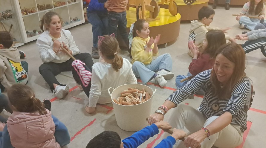 Varios alumnos e profes do ceip bergantiños xogan a xogos tradicionáis no museo melga