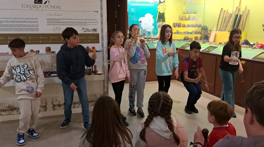 Alumnos del CEIP Canosa-Rus de Coristanco juegan en el Museo MELGA