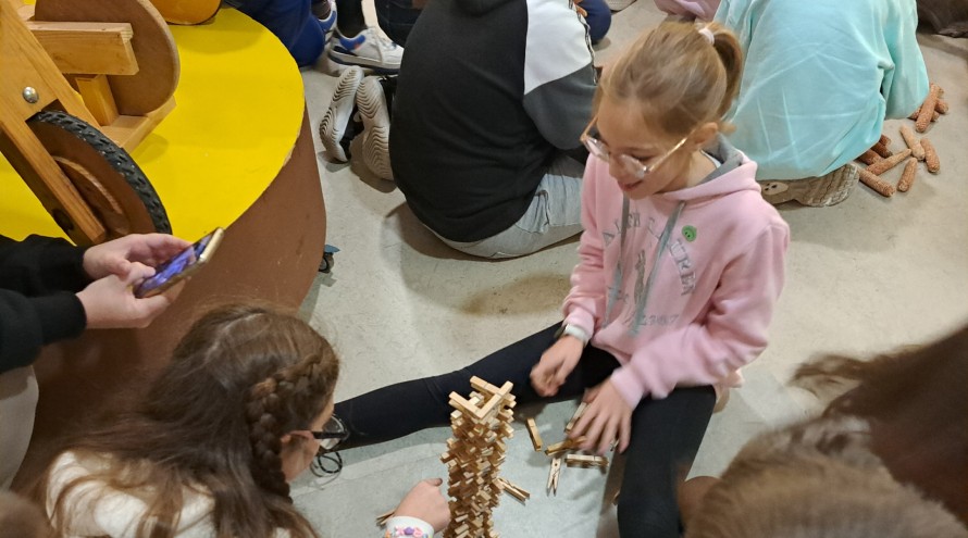 Alumnos del CEIP Canosa-Rus de Coristanco juegan en el Museo MELGA