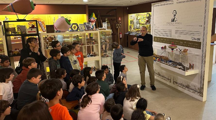 Los alumnos prestan atención a las explicaciones de Ricardo Pérez y Verdes en el Museo MELGA.