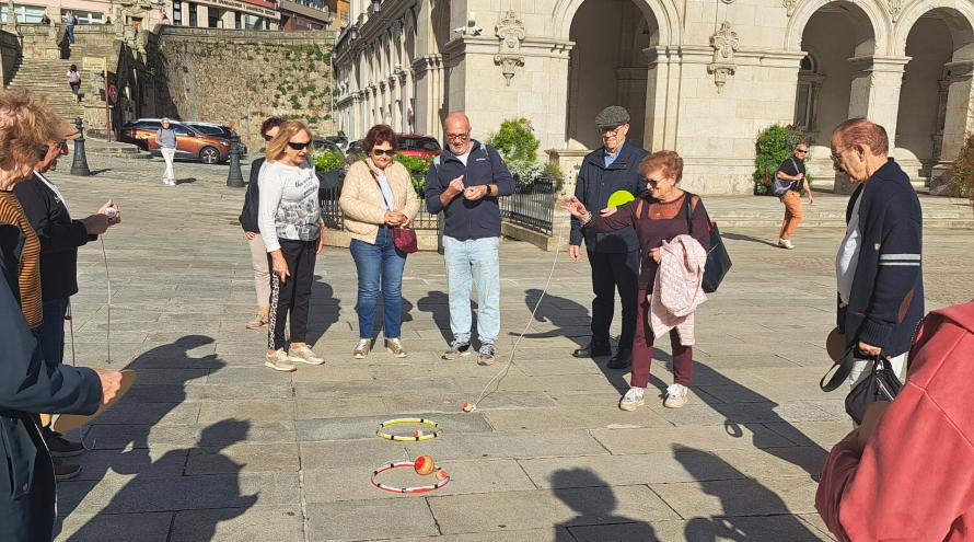 Participantes bailan bixainas en María Pita no día da buxaina con ricardo pérez y verdes do museo melga