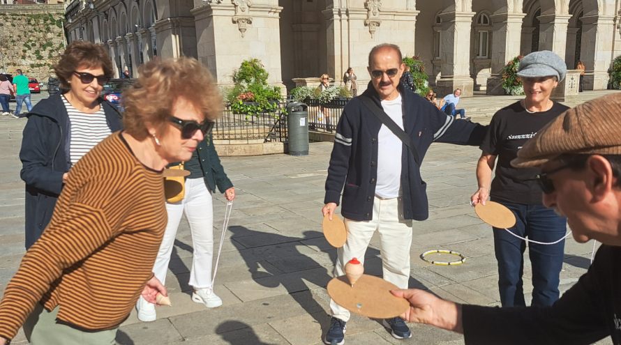 Participantes bailan bixainas en María Pita no día da buxaina con ricardo pérez y verdes do museo melga