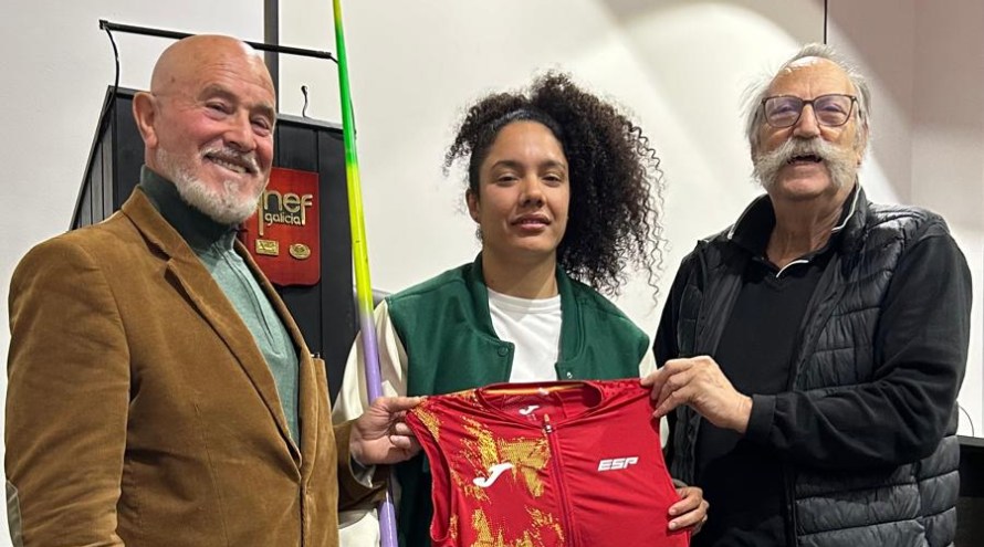 Yulemnis Aguilar junto con Ricardo Pérez y Verdes del museo melga en las iii jornadas olímplicas sujetando una camiseta