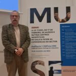 Ricardo Pérez y Verdes, director del Museo MELGA de Ponteceso, posa en el evento de las jornadas sobre museos de galicia 2024