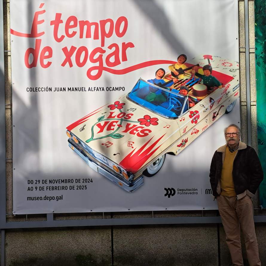 Ricardo Pérez y Verdes posa delante del cartel de la exposición "é tempo de xogar", en el museo de pontevedra