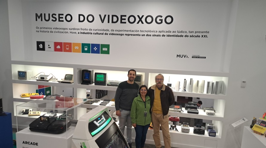 Ricardo Pérez y Verdes posando en el interior del museo do videoxogo junto con dos acompañantes