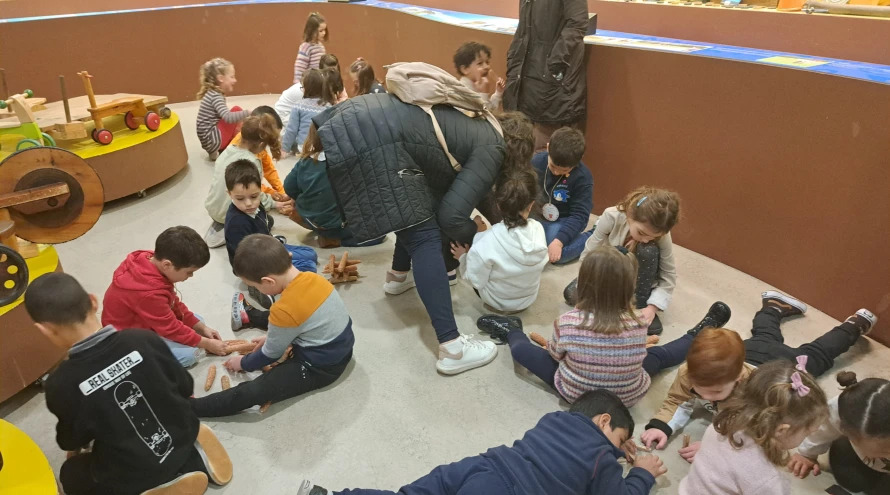 Alumnos e profes do CEIP Alfredo Brañas xogan no Museo MELGA