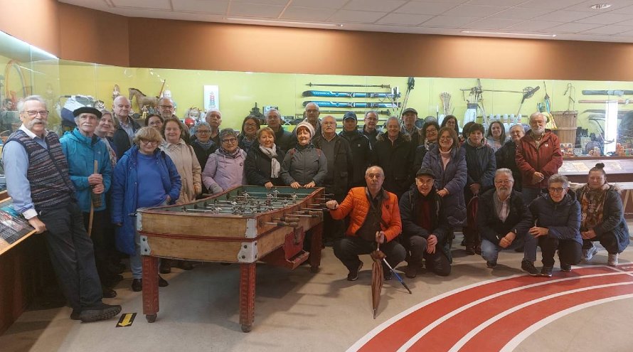 Grupo del Instituto de Estudos Bergantiñans en el museo melga