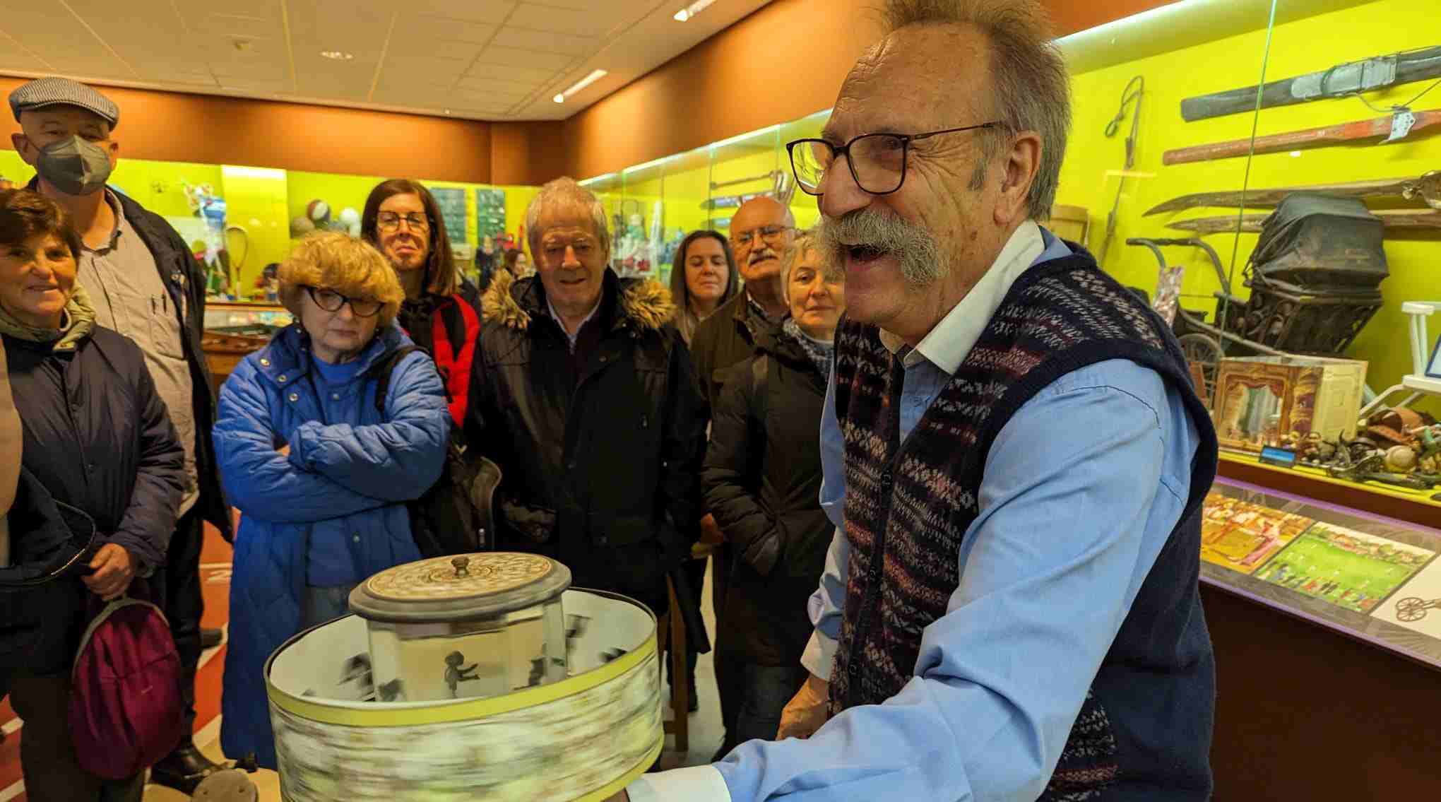 Ricardo Pérez y Verdes haciendo una demostración de un juguete al instituto de estudos bergantiñáns en el museo melga