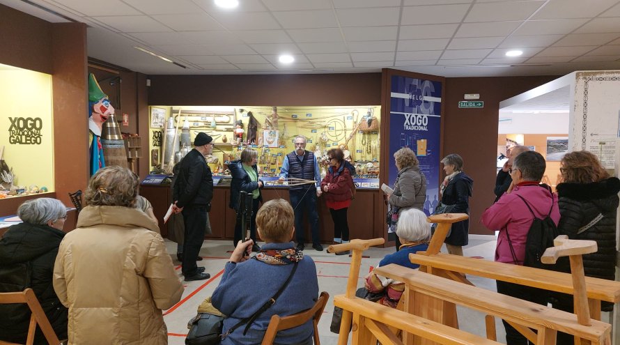 Ricardo Pérez y Verdes explica el juego tradicional galego en una de las salas del Melga. Los integrantes de Asociación Lugo Patrimonio le atienden.