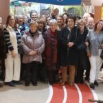 Participantes del Hogar Parroquial de Santa María y Santiago de A Coruña posan, junto a Ricardo Pérez y Verdes, en las instalaciones del Museo MELGA de Ponteceso